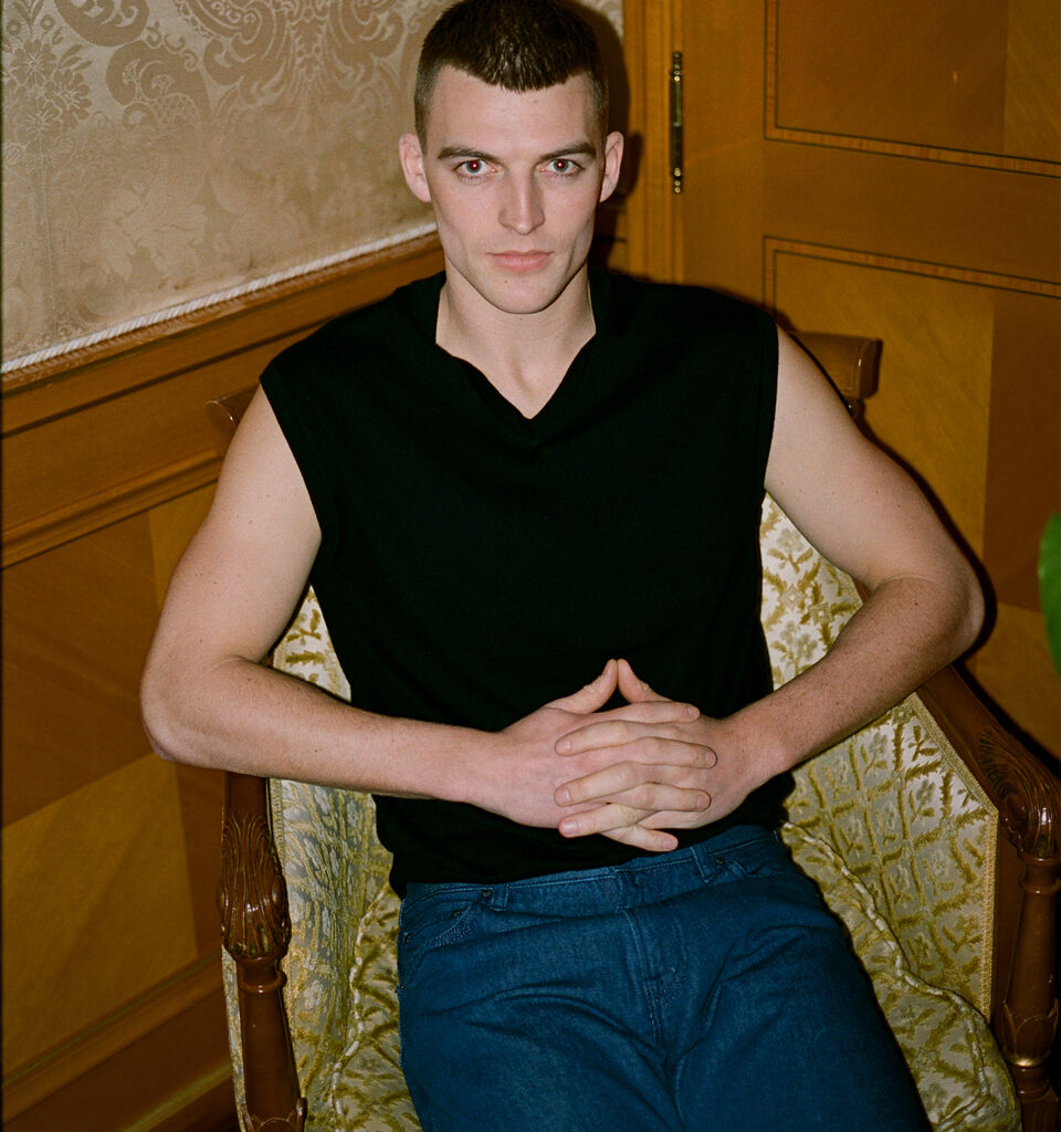 Knit vests - men's v-neck sweaters - Black | Sisley image number 7